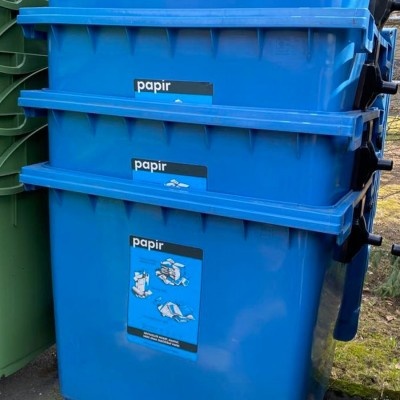 Plastový kontejner 1100 l s plochým víkem, modrý, II. jakost