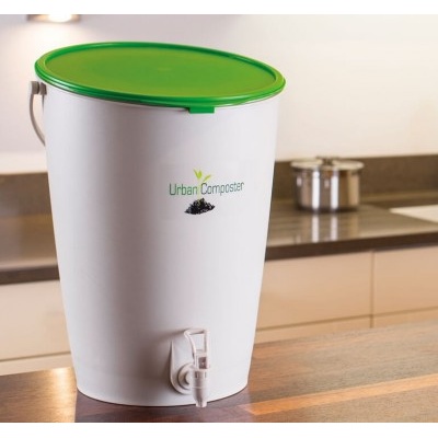 Domácí kompostér na recyklaci bioodpadu z kuchyně
